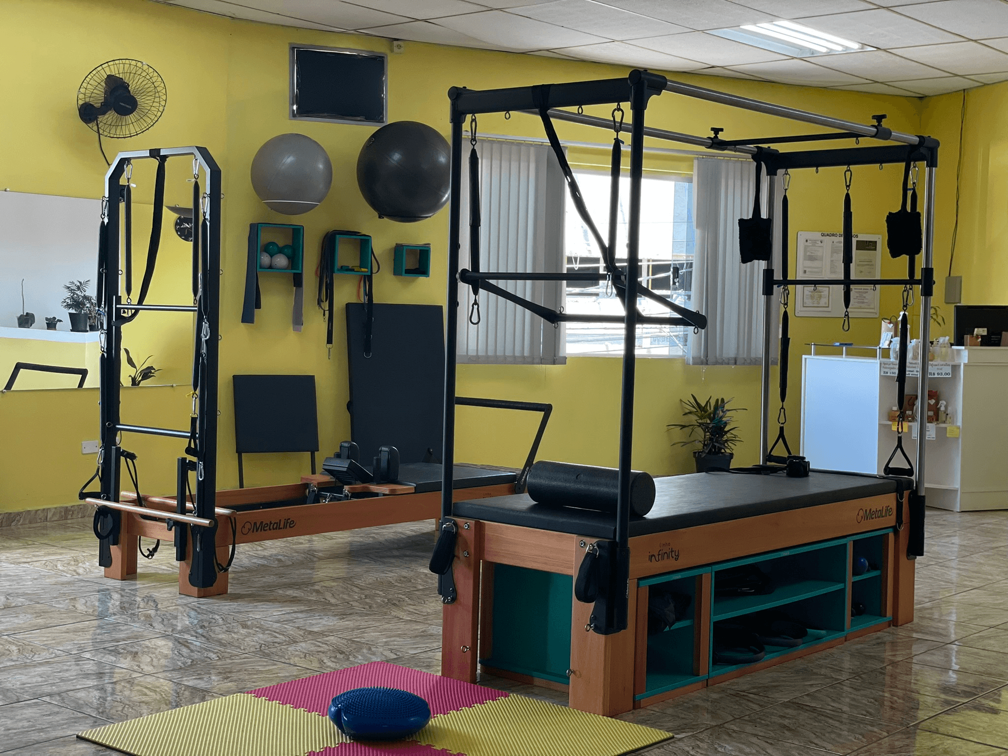 Dois aparelhos de pilates no estúdio